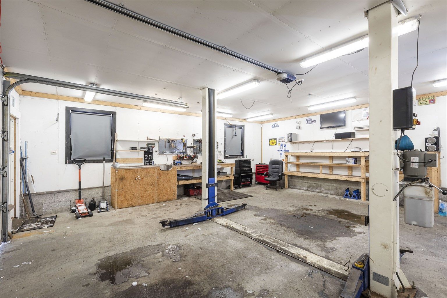 Denne store garasjen er innredet med løftebukk, bod og kontor