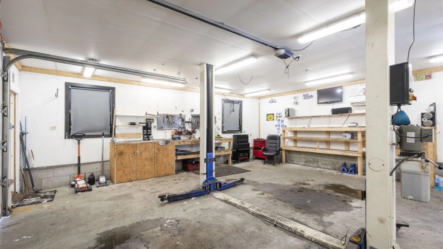 Denne store garasjen er innredet med løftebukk, bod og kontor
