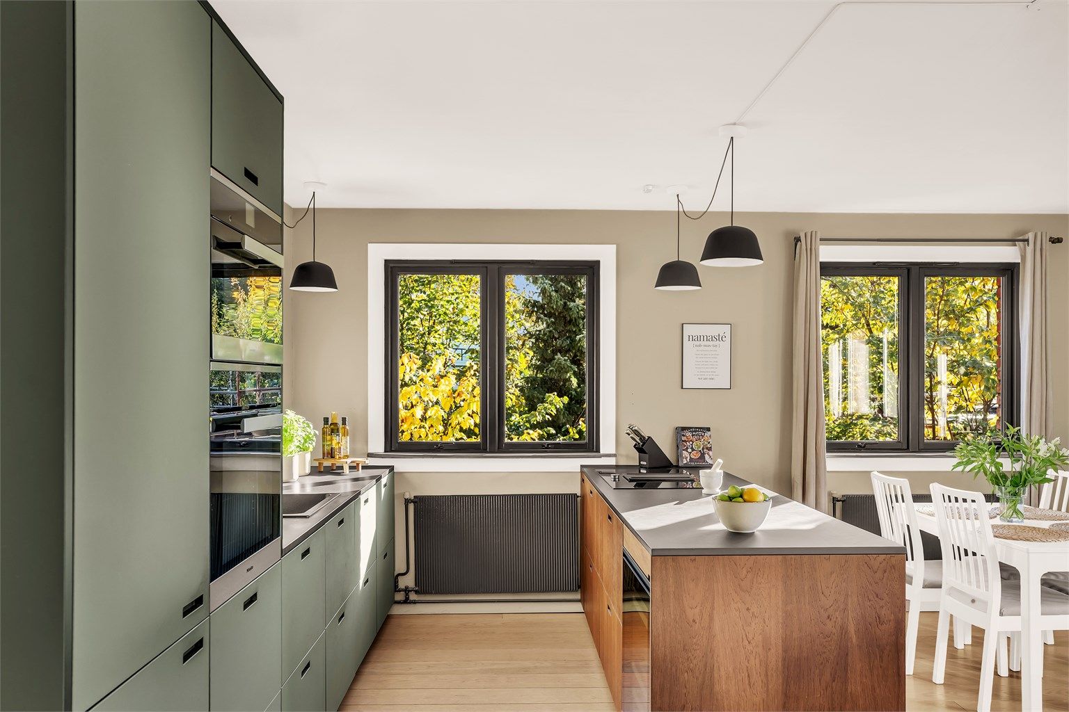 Moderne kjøkken med rikelig med skap og benkeplass. Kjøkkenet ble flyttet ut i stuen i 2018/2019.