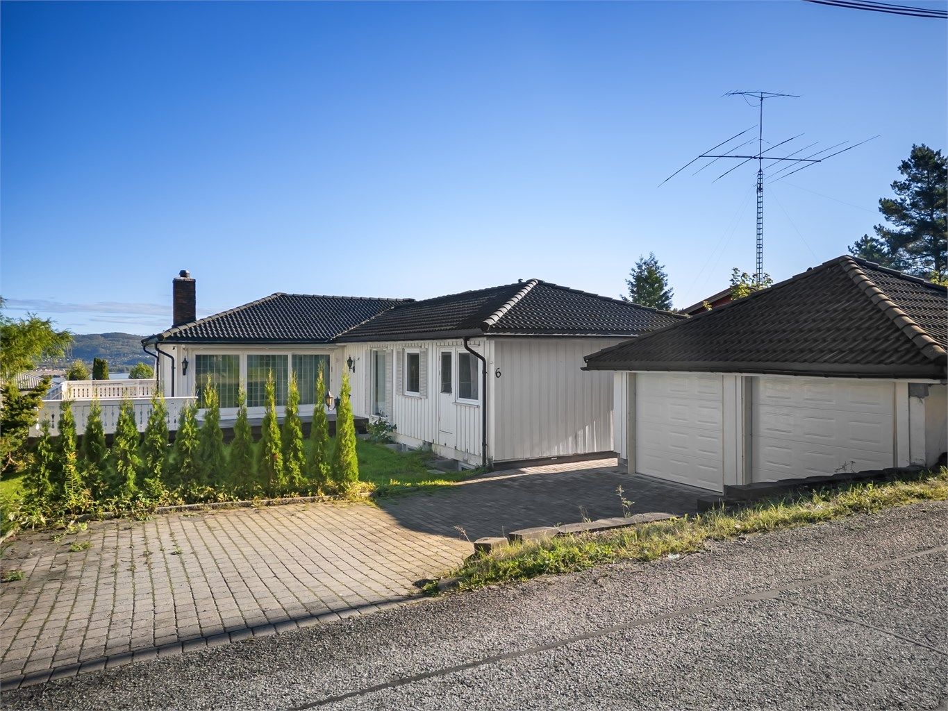 Frittstående garasje på ca. 30 m² med to nye, elektriske leddporter og innlagt strøm. Opprinnelig byggemeldt som carport.