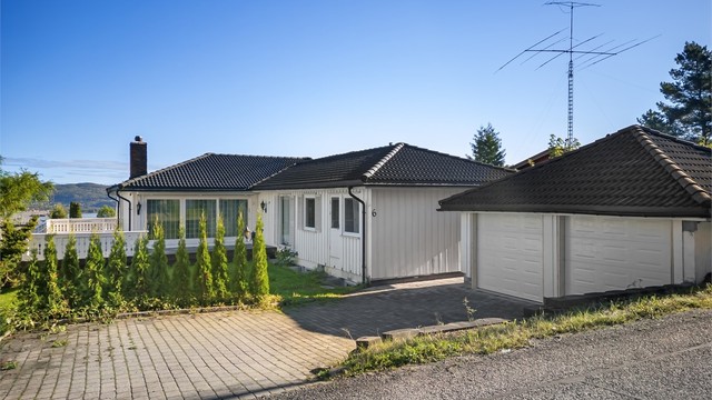 Frittstående garasje på ca. 30 m² med to nye, elektriske leddporter og innlagt strøm. Opprinnelig byggemeldt som carport.