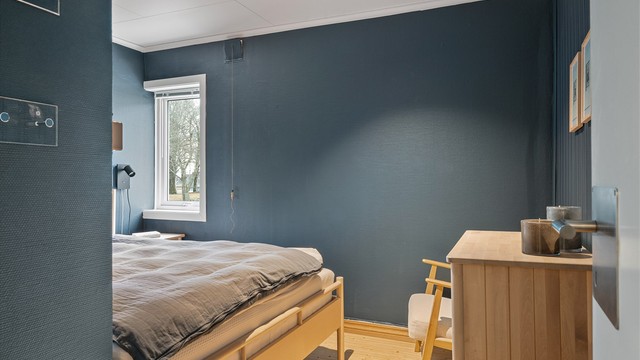 Det er plass til en dobbeltseng og tilhørende innredning