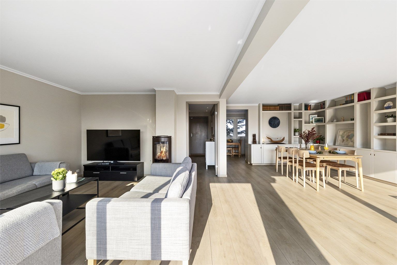 Stuen er et romslig og sosialt samlingspunkt med god plass til både sofagruppe og spisebord.