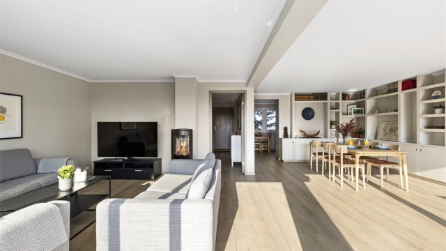 Stuen er et romslig og sosialt samlingspunkt med god plass til både sofagruppe og spisebord.