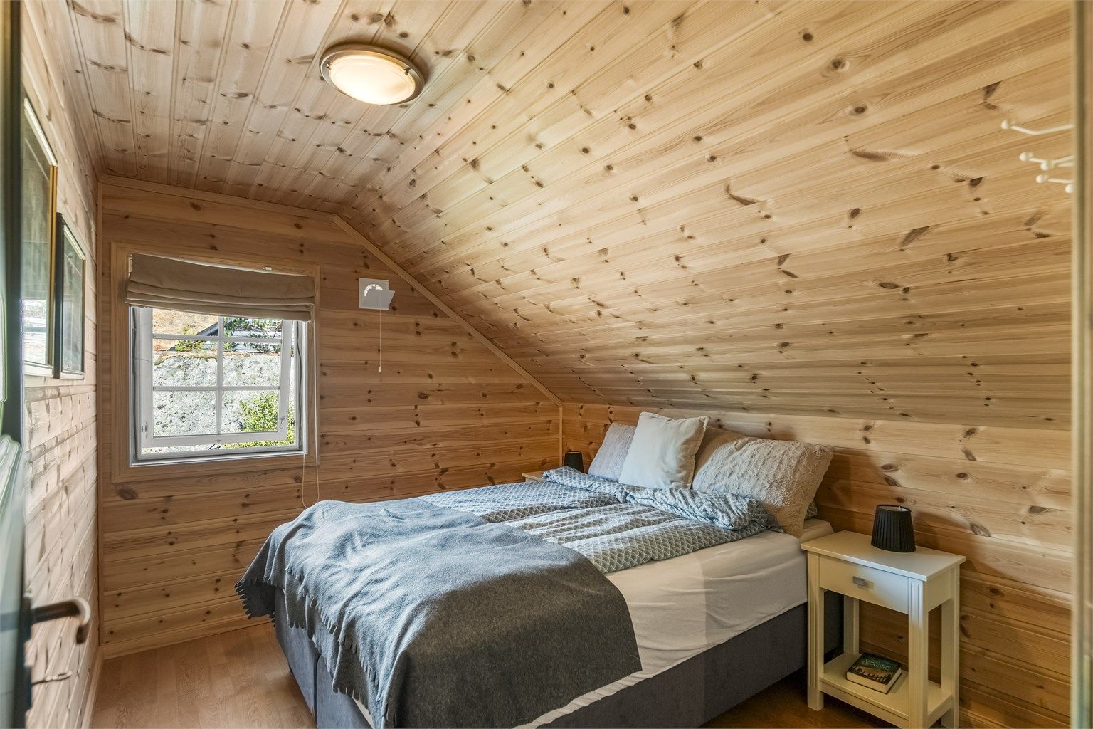 Et av to soverom i loftsetasjen, med plass til dobbeltseng.
