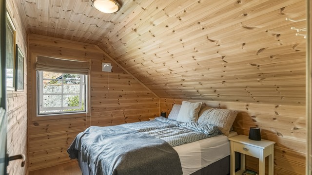 Et av to soverom i loftsetasjen, med plass til dobbeltseng.