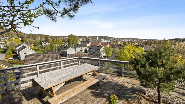 Det er flere fine uteplasser på tomten og mot nord/vest er det bygge en platting. Herfra får du fin utsikt over nærområdet og ned mot sentrum.