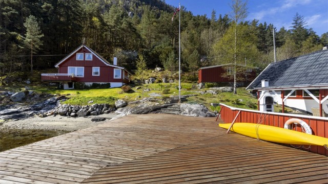 Utsikt fra bryggen opp mot den lune og usjenerte beliggenheten.