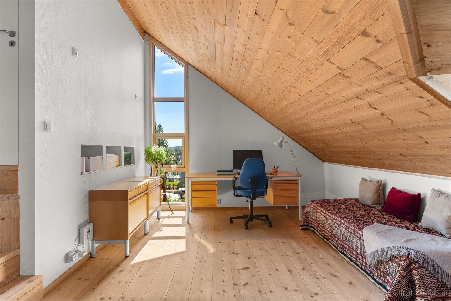 De store, trekantede vinduene gir rikelig med dagslys og en spennende arkitektonisk detalj.