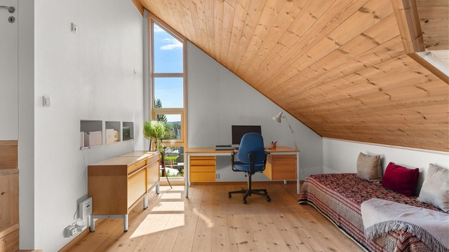 De store, trekantede vinduene gir rikelig med dagslys og en spennende arkitektonisk detalj.