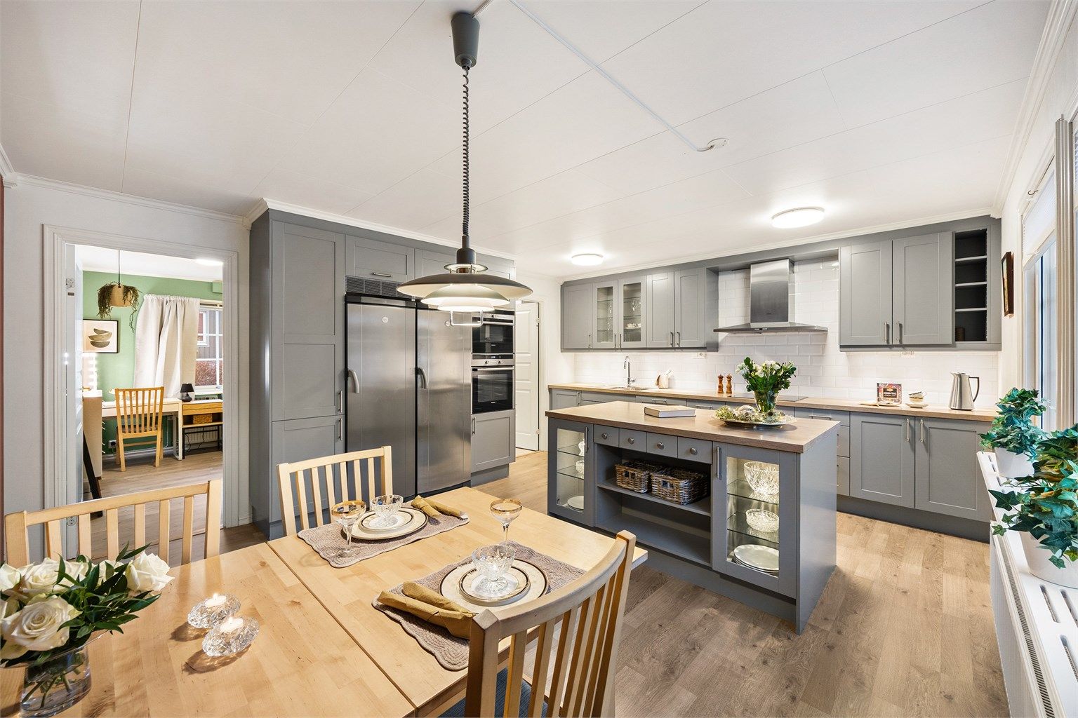 Dette er en flott enebolig over to plan, med barnevennlig beliggenhet og en stor dobbeltgarasje med elbil-lader