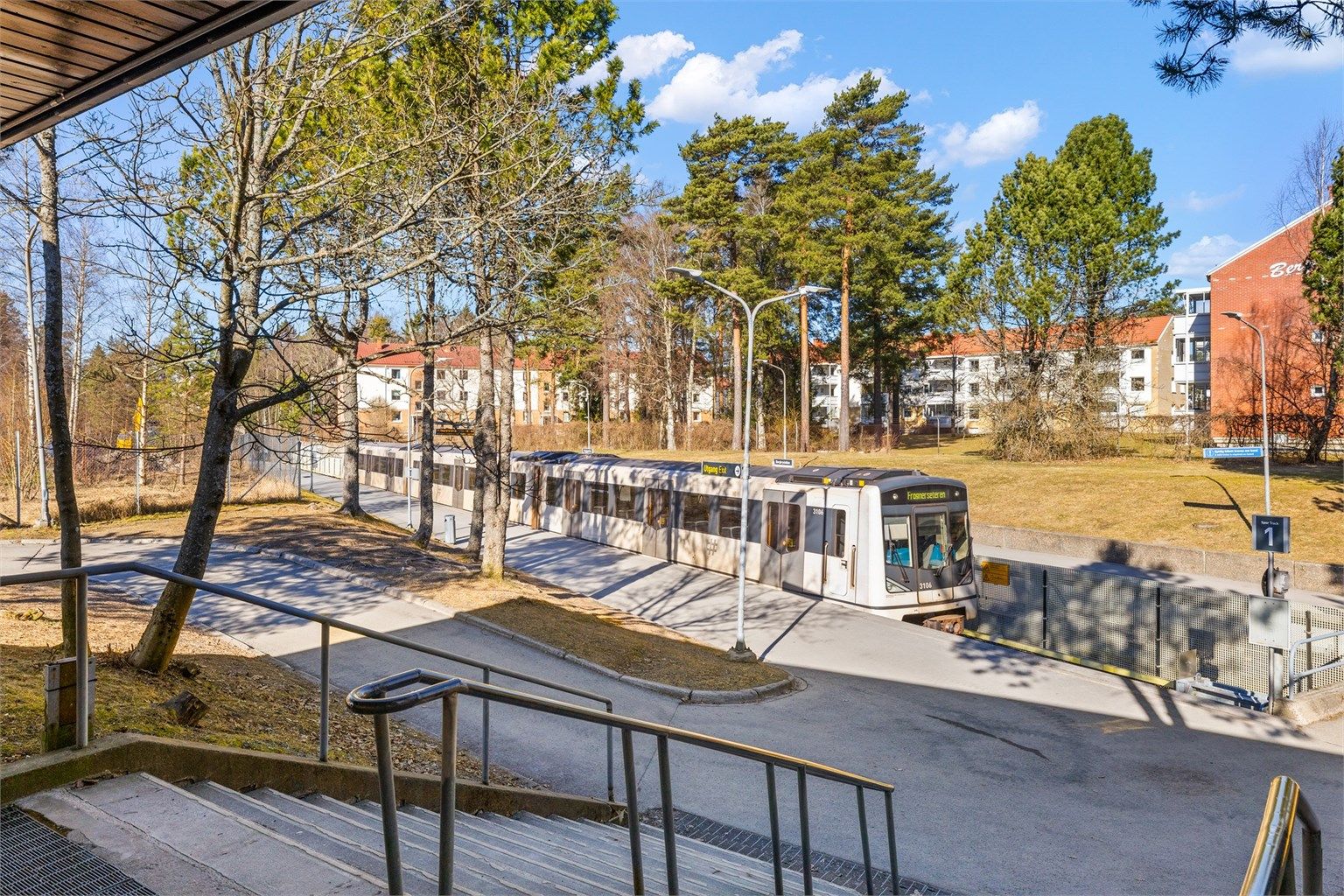 Det er kun få minutters gange til Bergkrystallen T-banestasjon.