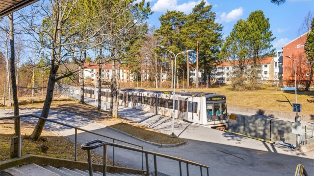 Det er kun få minutters gange til Bergkrystallen T-banestasjon.