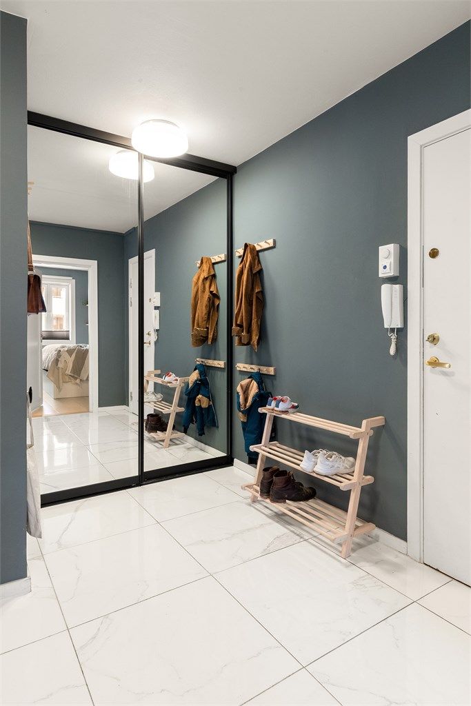 En stor skyvedørsgarderobe gir rikelig med oppbevaringsplass for yttertøy og sko. Der hvor garderobeskapet er i dag, var det opprinnelig en bod. Denne er nå implementert som en del av entréen. Endringen er ikke omsøkt eller godkjent av kommunen.