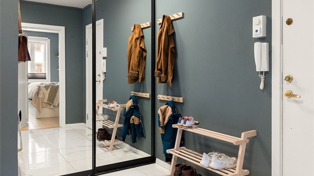 En stor skyvedørsgarderobe gir rikelig med oppbevaringsplass for yttertøy og sko. Der hvor garderobeskapet er i dag, var det opprinnelig en bod. Denne er nå implementert som en del av entréen. Endringen er ikke omsøkt eller godkjent av kommunen.