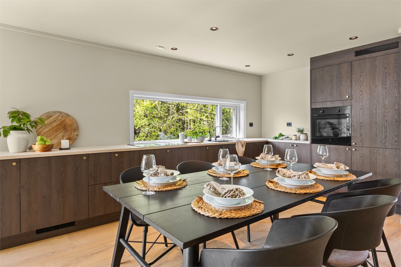 Kjøkkenet er påkostet og fra kvalitetsleverandøren Strai. Det er godt med skap- og benkeplass. 