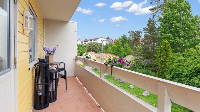 Den nordøstvendte balkongen på 8 m² er en fin plass for morgenkaffen.