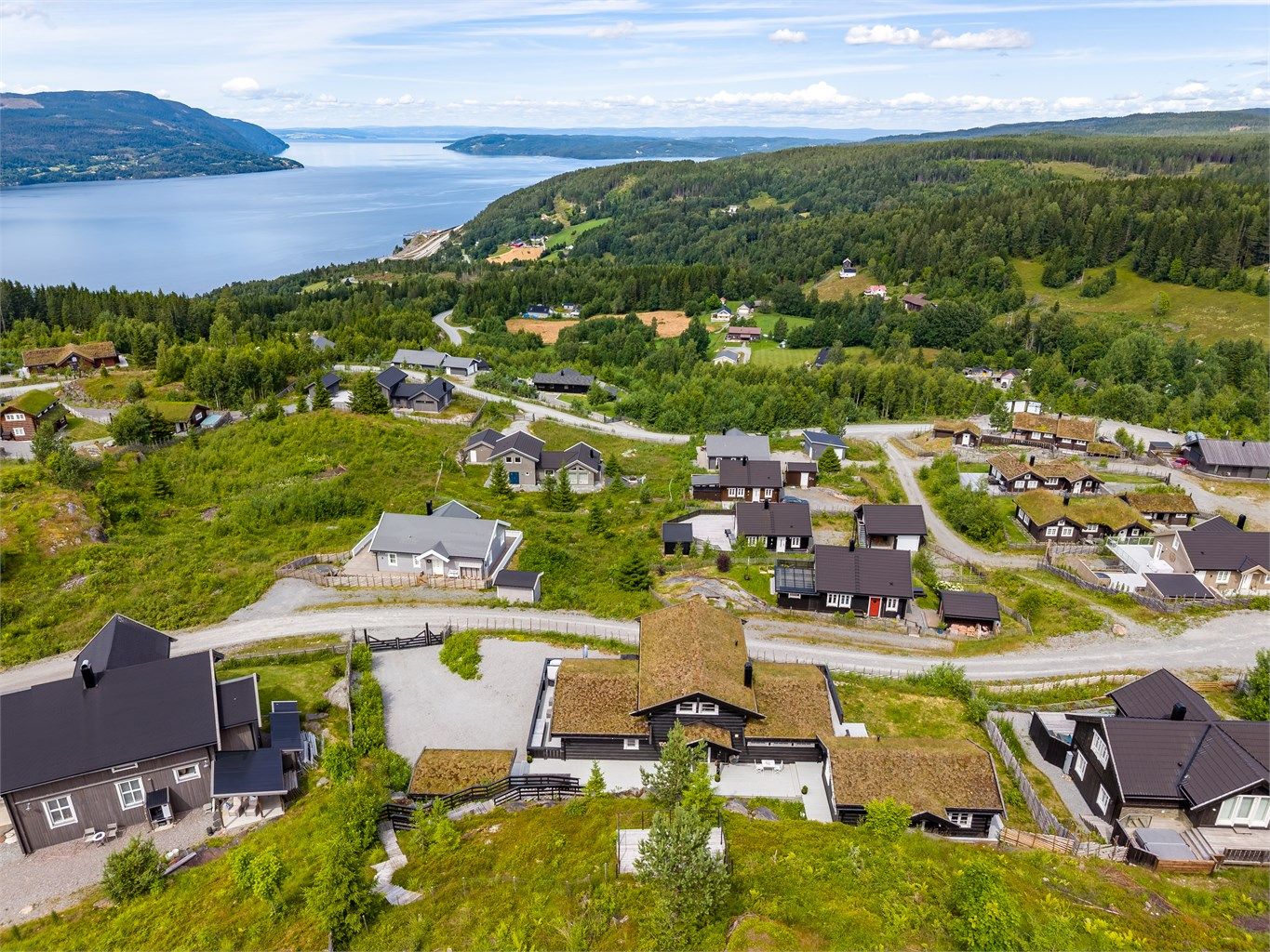 Like nedenfor hyttefeltet ligger Mjøsa med gode muligheter for båtliv, fiske og bading.