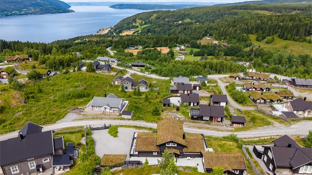 Like nedenfor hyttefeltet ligger Mjøsa med gode muligheter for båtliv, fiske og bading.