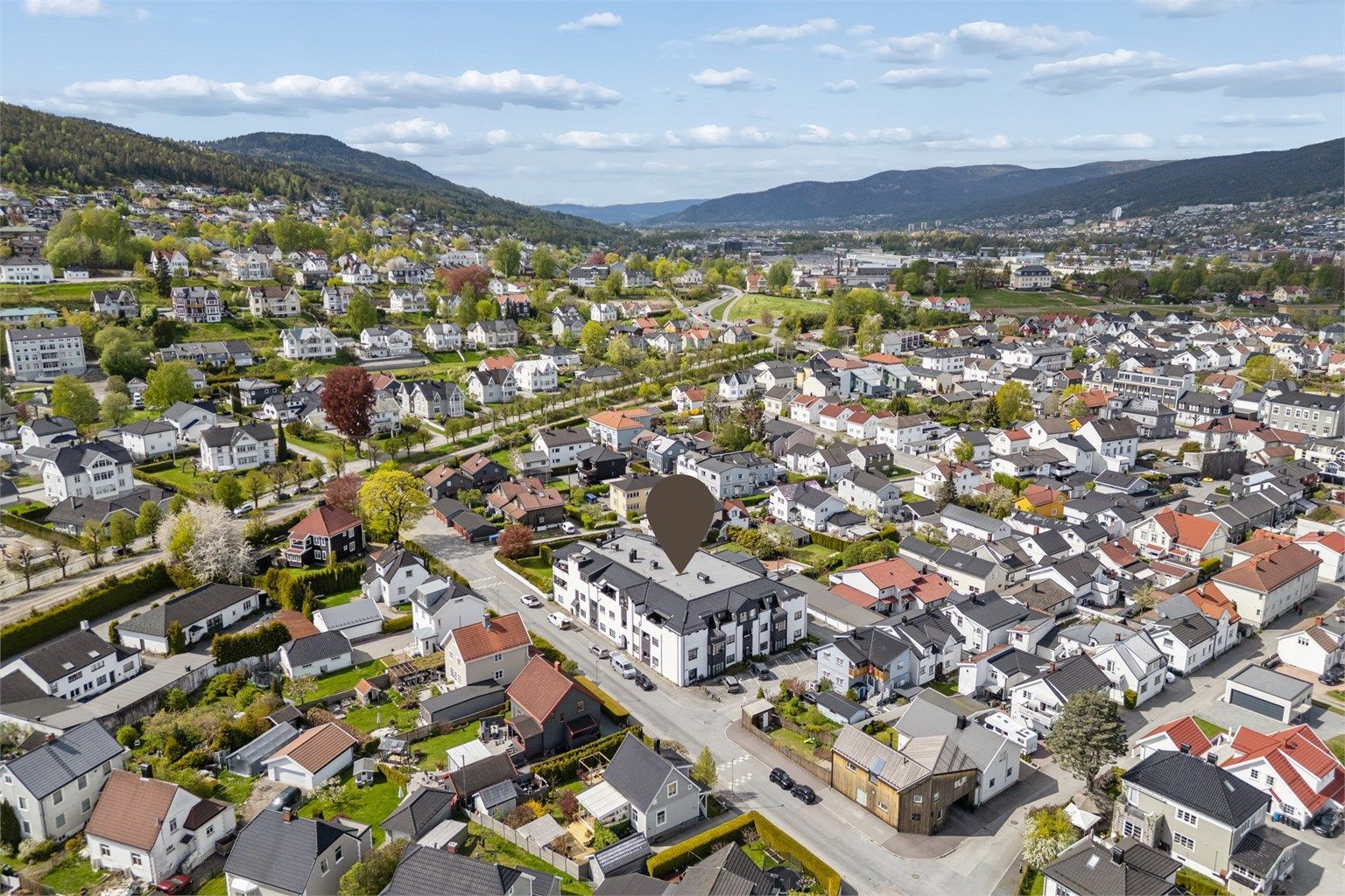 Eiendommen er beliggende i en av de eldste bydelene i Drammen, på sydsiden av Drammenselva mellom Gulskogen og Austad/Fjell/Tangen.