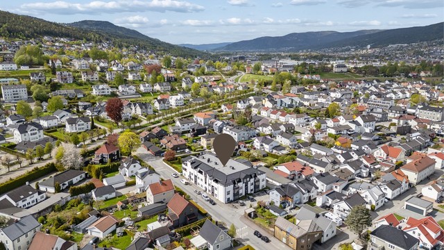 Eiendommen er beliggende i en av de eldste bydelene i Drammen, på sydsiden av Drammenselva mellom Gulskogen og Austad/Fjell/Tangen.