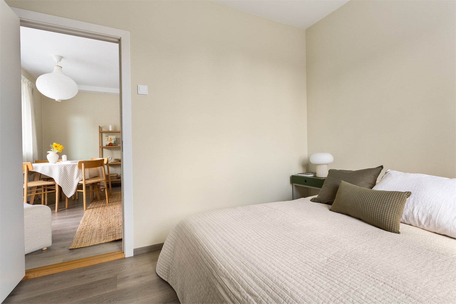 Rommet ligger tilbaketrukket fra stuen og vender mot et rolig område.