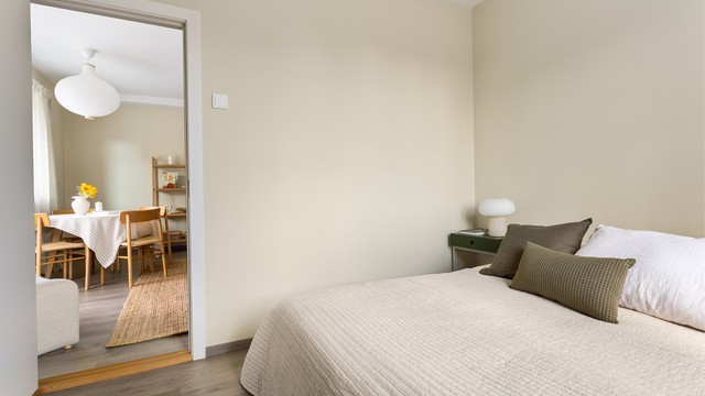 Rommet ligger tilbaketrukket fra stuen og vender mot et rolig område.