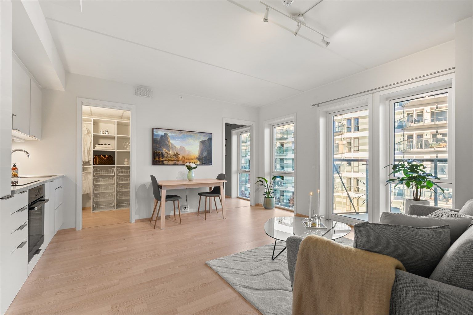 Stuen er lys og innbydende med store vindusflater som slipper inn rikelig med dagslys.