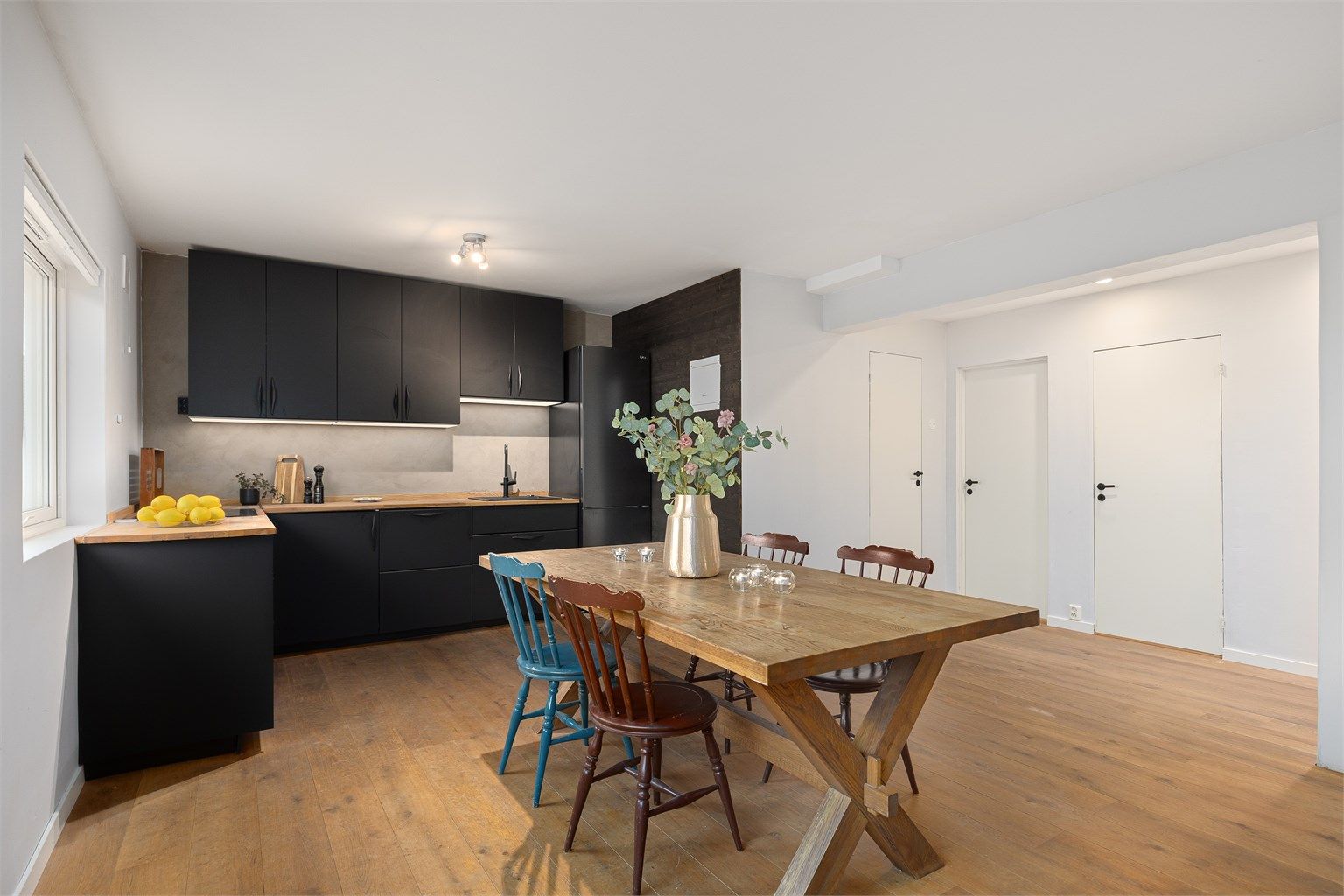 Dansk eikeparkett av høy kvalitet som skaper et lunt og moderne uttrykk.