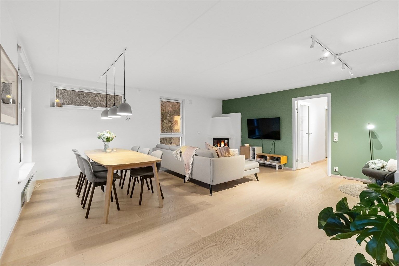 Leiligheten oppleves lys og luftig hvor det er enkelt å trives. Foto: Zovenfra AS