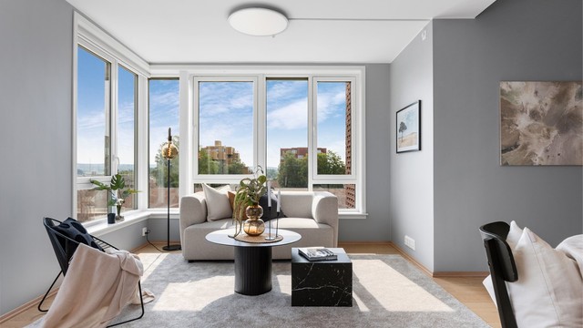 Stuen har god plass til både sofagruppe og spisebord.