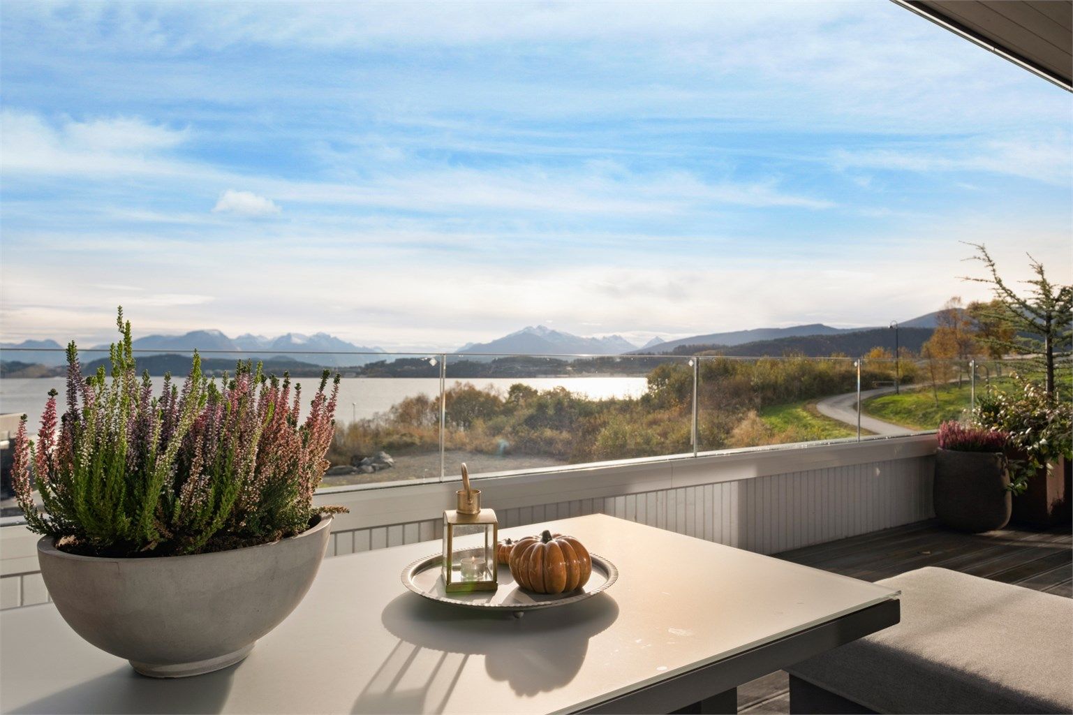 Glassrekkverk på terrassen sikrer flott utsikt mot fjorden