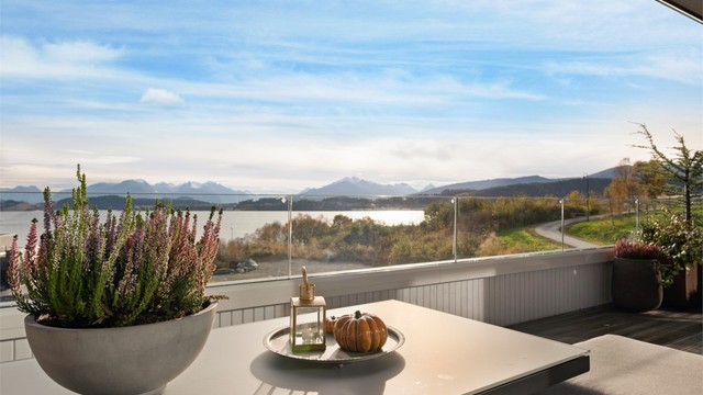 Glassrekkverk på terrassen sikrer flott utsikt mot fjorden