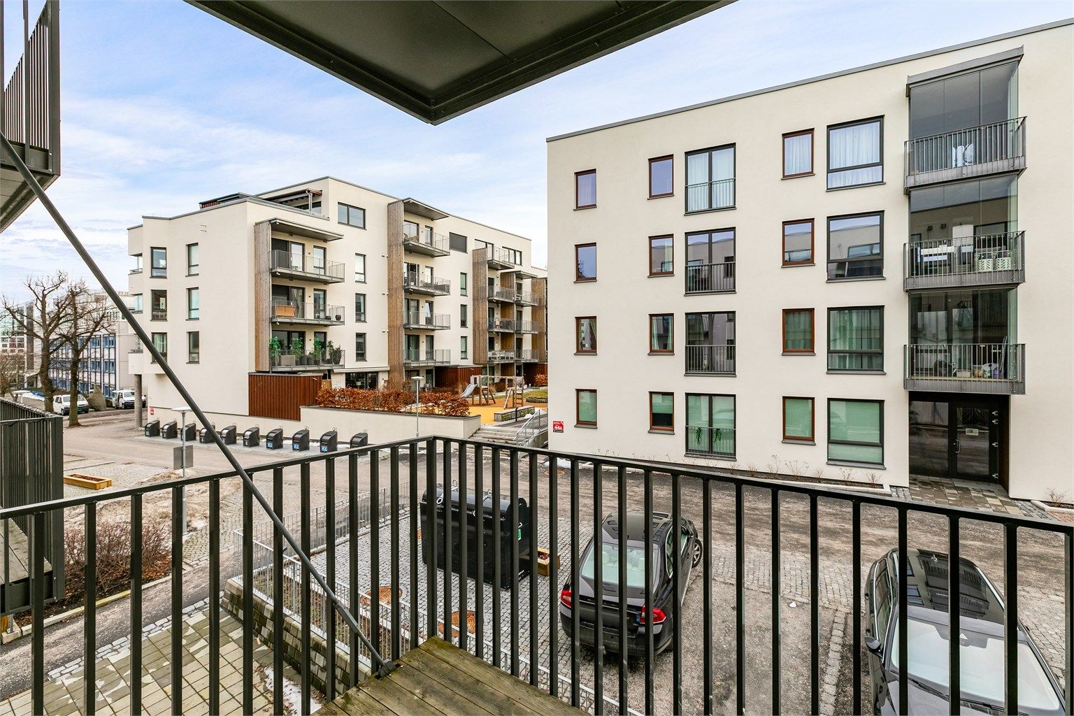 På balkongen sitter du vendt mot solens gang gjennom dagen og Skarmyrakvartalets indre, avskjermede del.