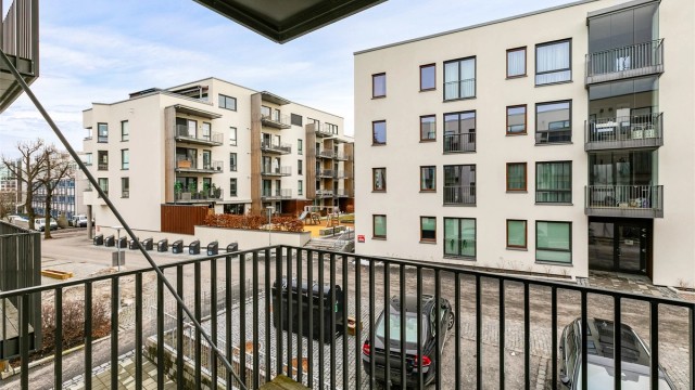 På balkongen sitter du vendt mot solens gang gjennom dagen og Skarmyrakvartalets indre, avskjermede del.