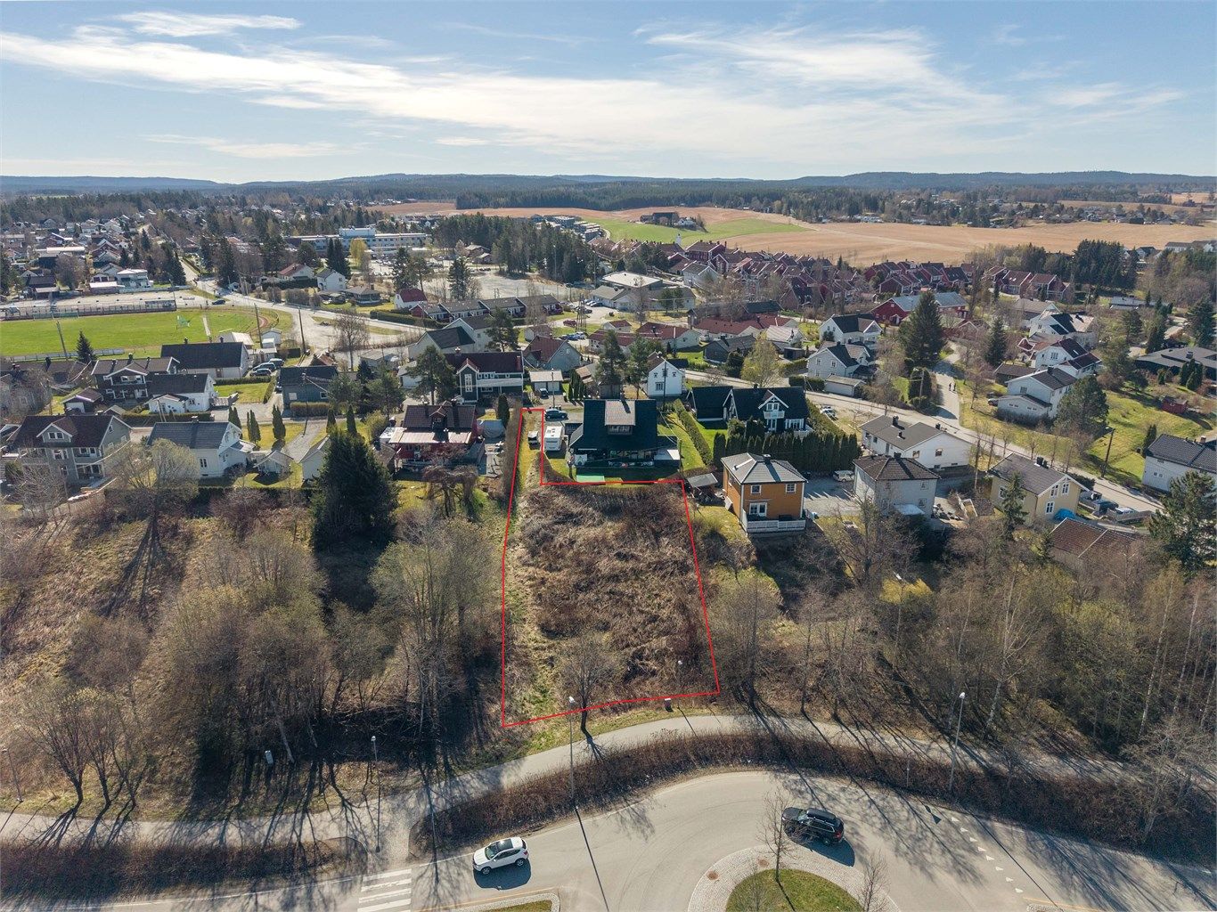 Tomten har godkjent veirett fra Nes kommune, og planer for tilkobling av vann og avløp er utarbeidet. Tomten er skissert inn på bildet for å illustrere omtrentlige grenser og utstrekning. Skissen er kun veiledende og kan ikke brukes som nøyaktig mål.