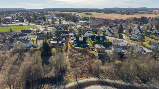Tomten har godkjent veirett fra Nes kommune, og planer for tilkobling av vann og avløp er utarbeidet. Tomten er skissert inn på bildet for å illustrere omtrentlige grenser og utstrekning. Skissen er kun veiledende og kan ikke brukes som nøyaktig mål.