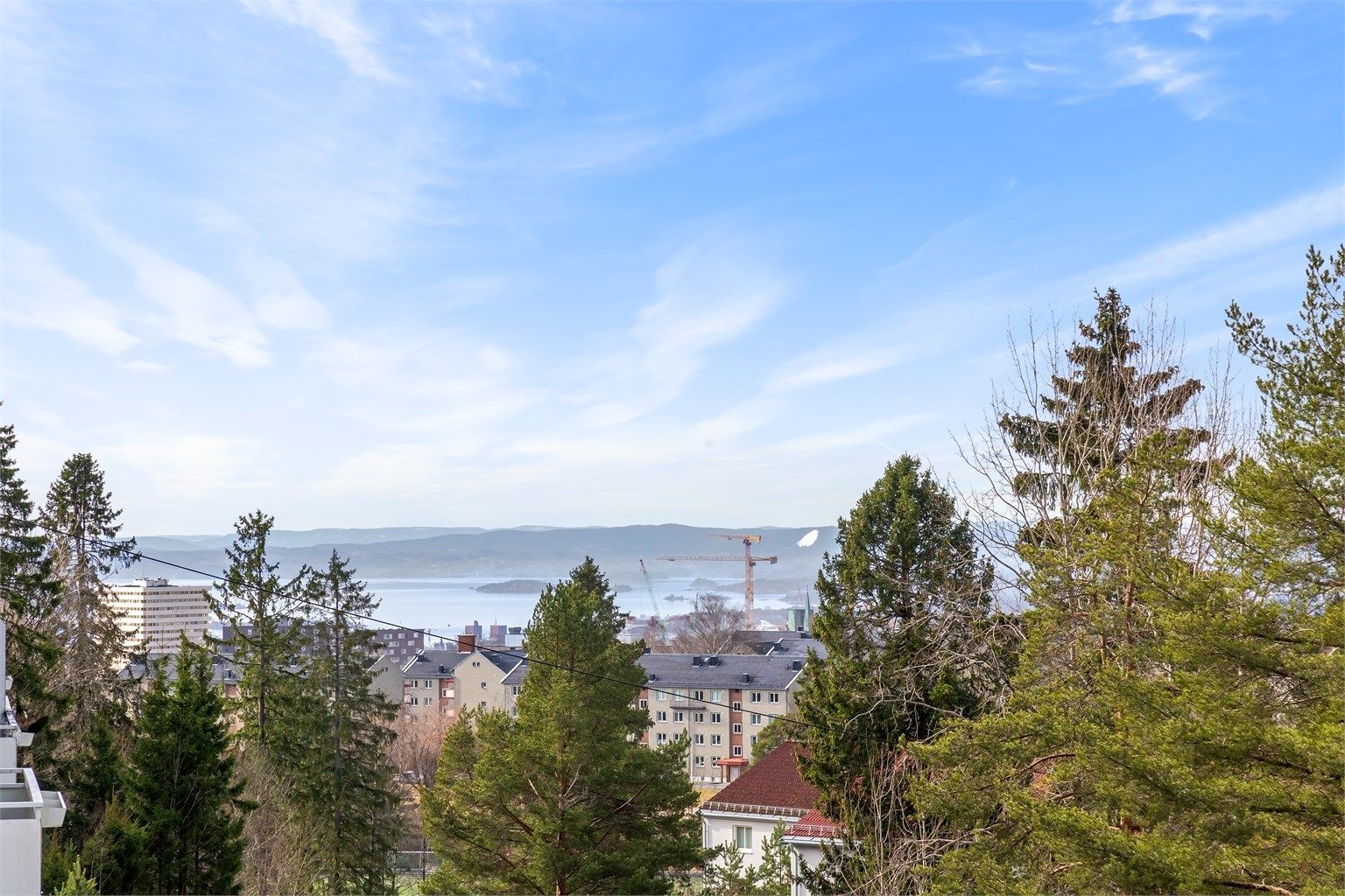 Her bor du med sjeldent flott utsikt - hvor du kan skue utover store deler av Oslo og fjorden.