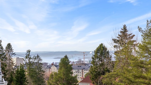 Her bor du med sjeldent flott utsikt - hvor du kan skue utover store deler av Oslo og fjorden.