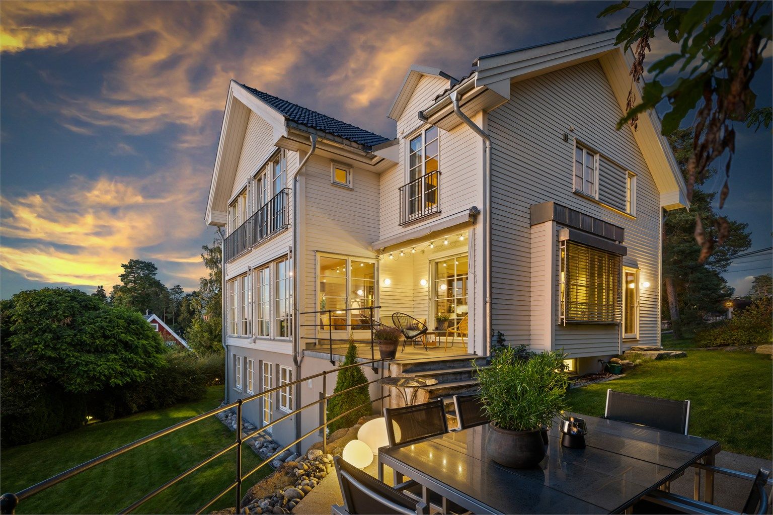 Velkommen til en flott enebolig på Nordstrand; et solid familiehjem med innholdsrik planløsning over tre etasjer.