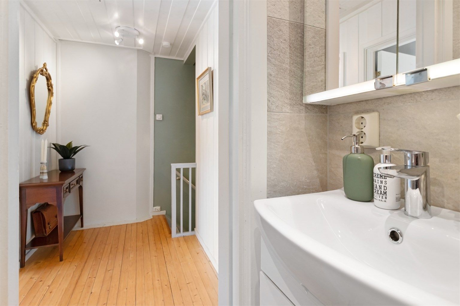 I andre etasje finner du boligens soveromsavdeling og bad. Gulvene her er i heltre.