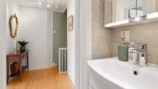 I andre etasje finner du boligens soveromsavdeling og bad. Gulvene her er i heltre.