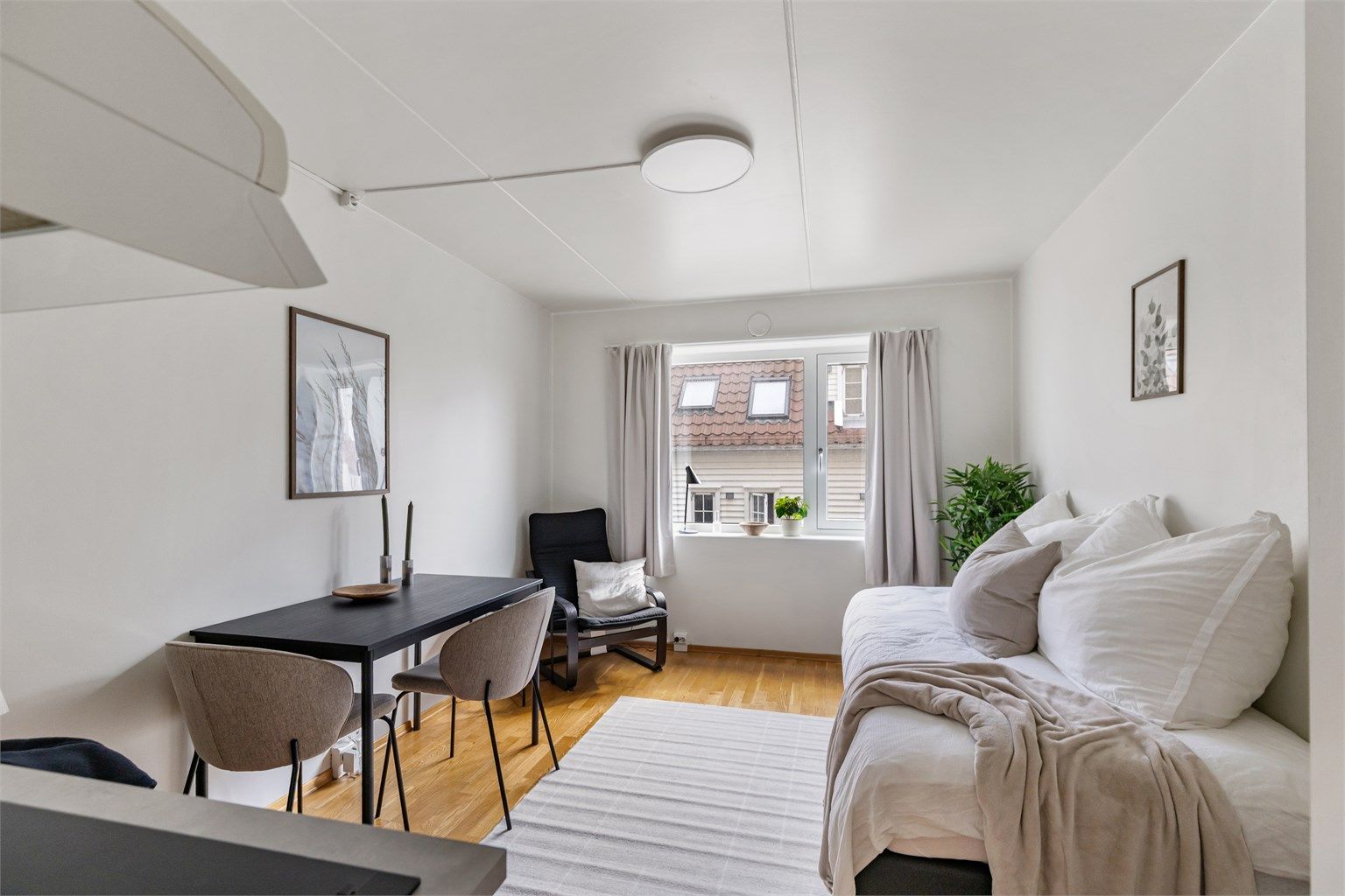 Arealeffektiv studioleilighet med parkett på gulv og åpen løsning.
Foto: Marianne Lyse