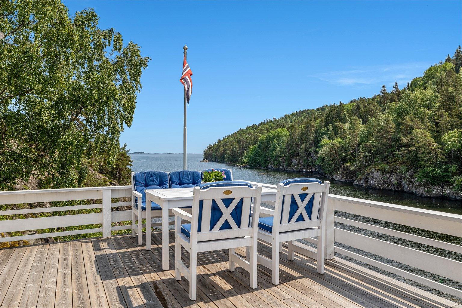 På den østre del av terrassen har du også havutsikt.