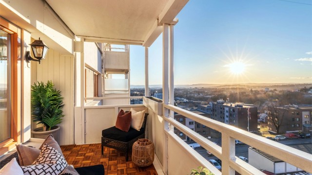 Vekommen til Betzy Kjelsbergs vei 13. Pen 3-roms med vidunderlig utsikt og meget gode solforhold fra vestvendt balkong