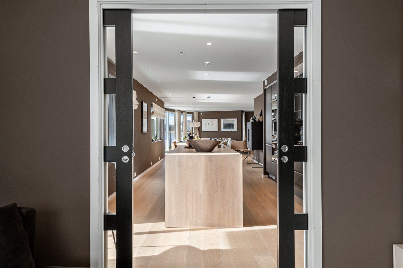 Doble skyvedører med glassfelt fra kjøkken til tv-stue