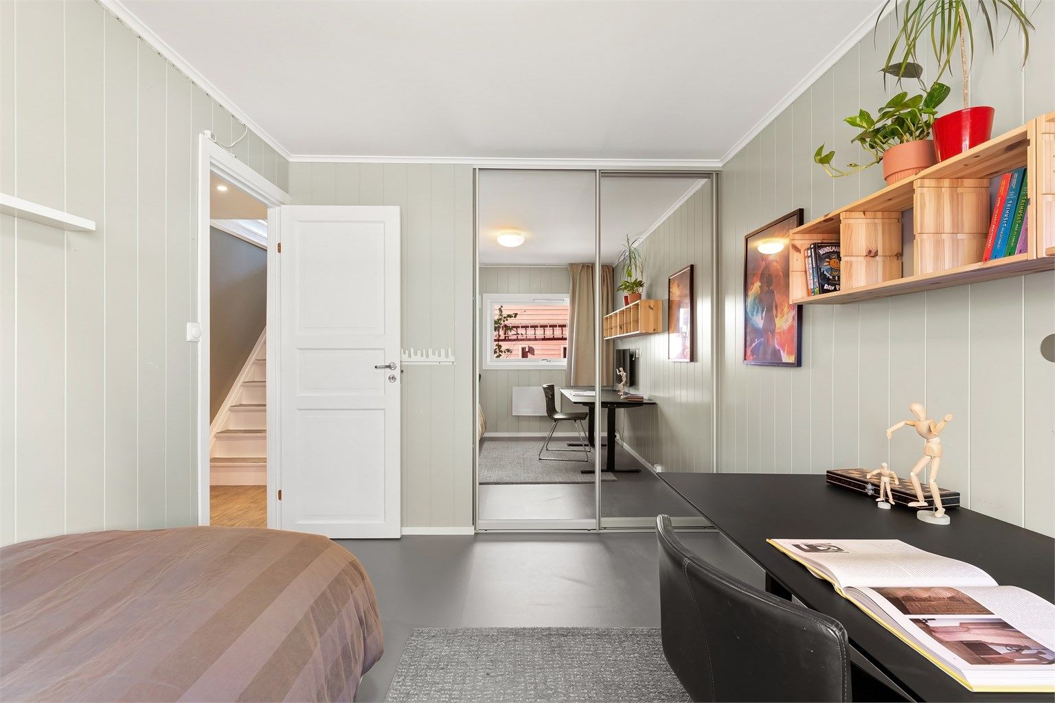 Rommet er utstyrt med en romslig skyvedørsgarderobe med speilfronter