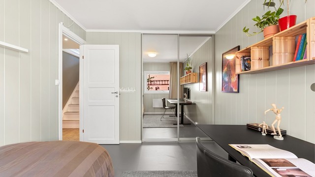 Rommet er utstyrt med en romslig skyvedørsgarderobe med speilfronter