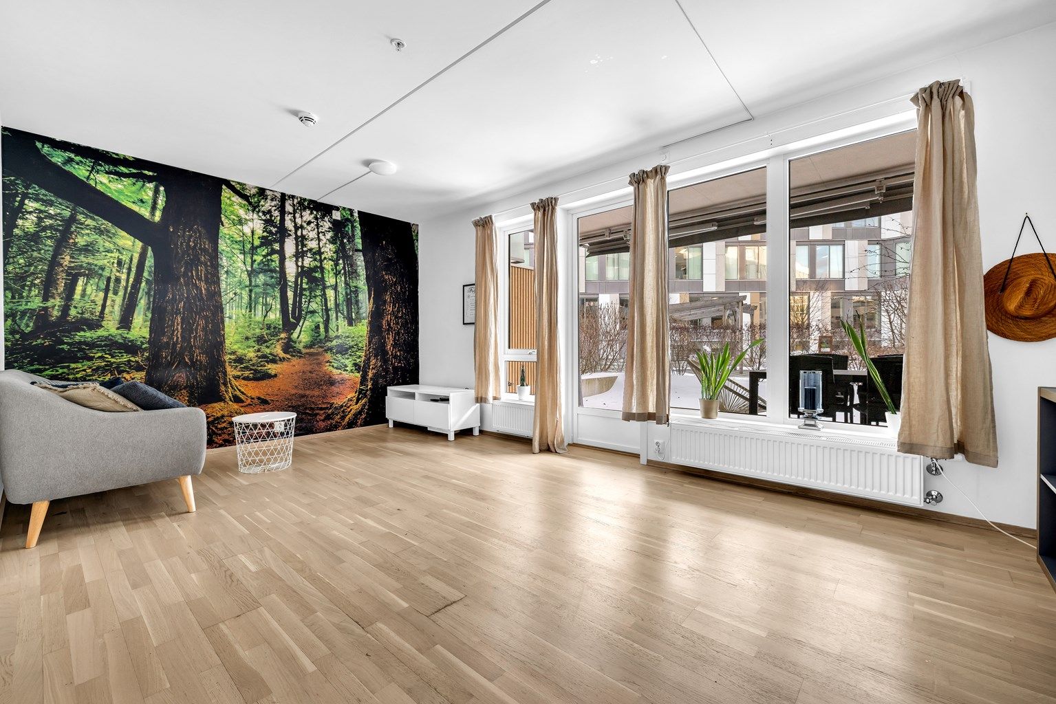 Velkommen inn! En flott og romslig 1-roms leilighet i 3.etg med stor terrasse. Åpen kjøkken stue løsning med god plass i stuen