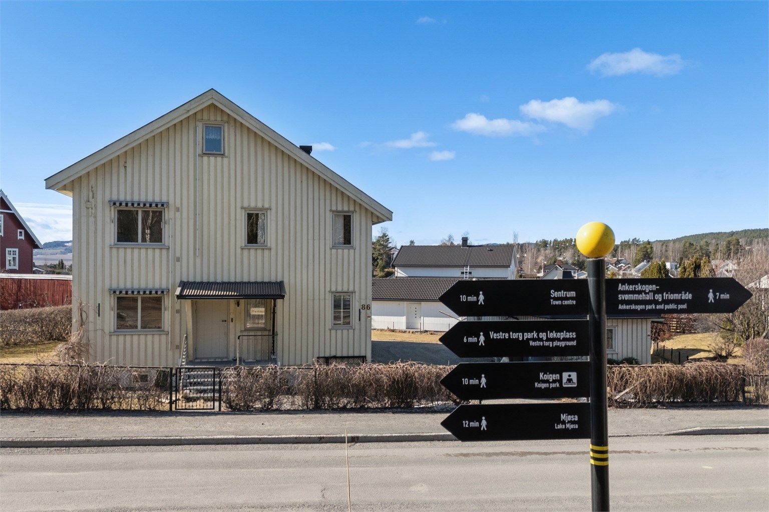 Boligen ligger et steinkast fra Greveløkka barneskole, og det er kort gangavstand til sentrum, Mjøsa mm.  